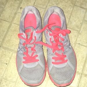 NIKE Woman 8.5 Running Shoes - Grey/Pink